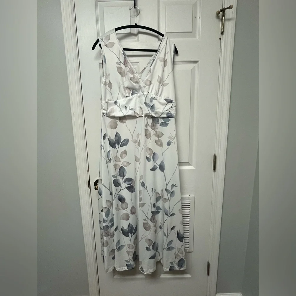 Chic Floral Maxi Dress in White and Gray - Picture 3 of 10